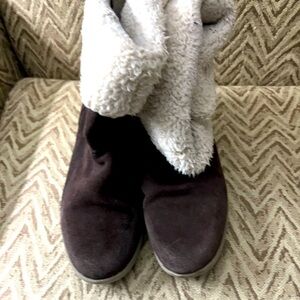 Size 8 women’s boots crocs in ok condition